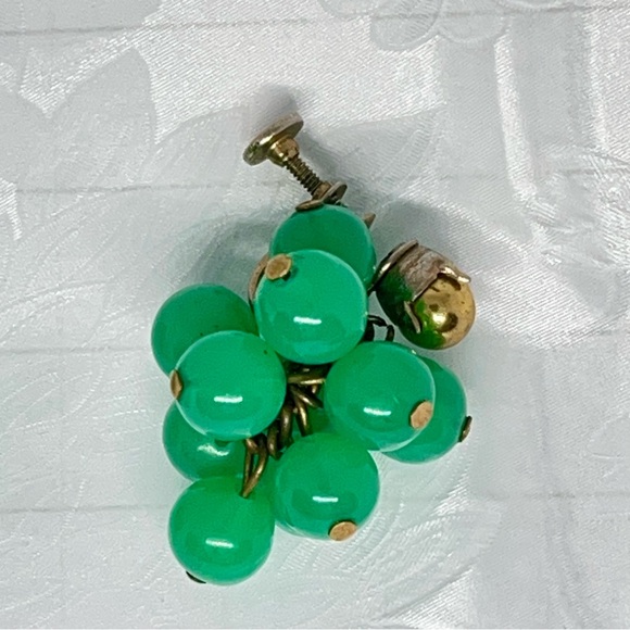 Vintage Mid-Century Green Glass Grape Cluster earrings. - Picture 3 of 3